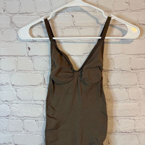 SKIMS Seamless Sculpting Bodysuit size Large - Picture 2 of 6